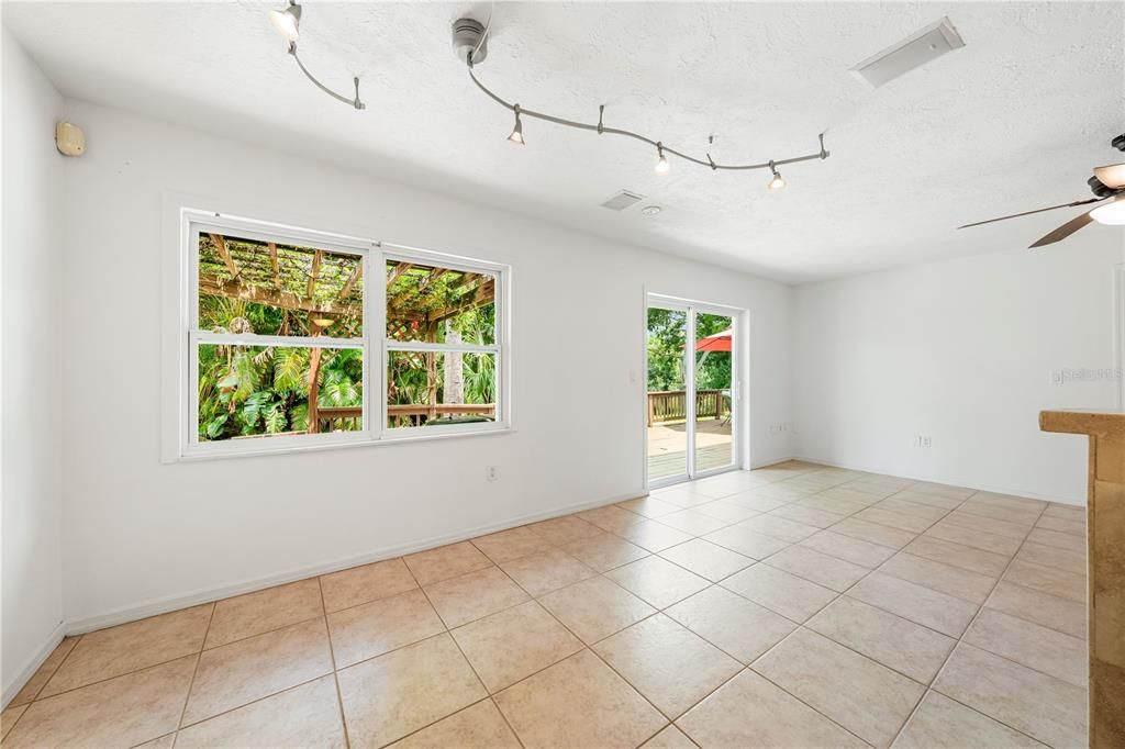 Active With Contract: $2,500 (3 beds, 2 baths, 1290 Square Feet)