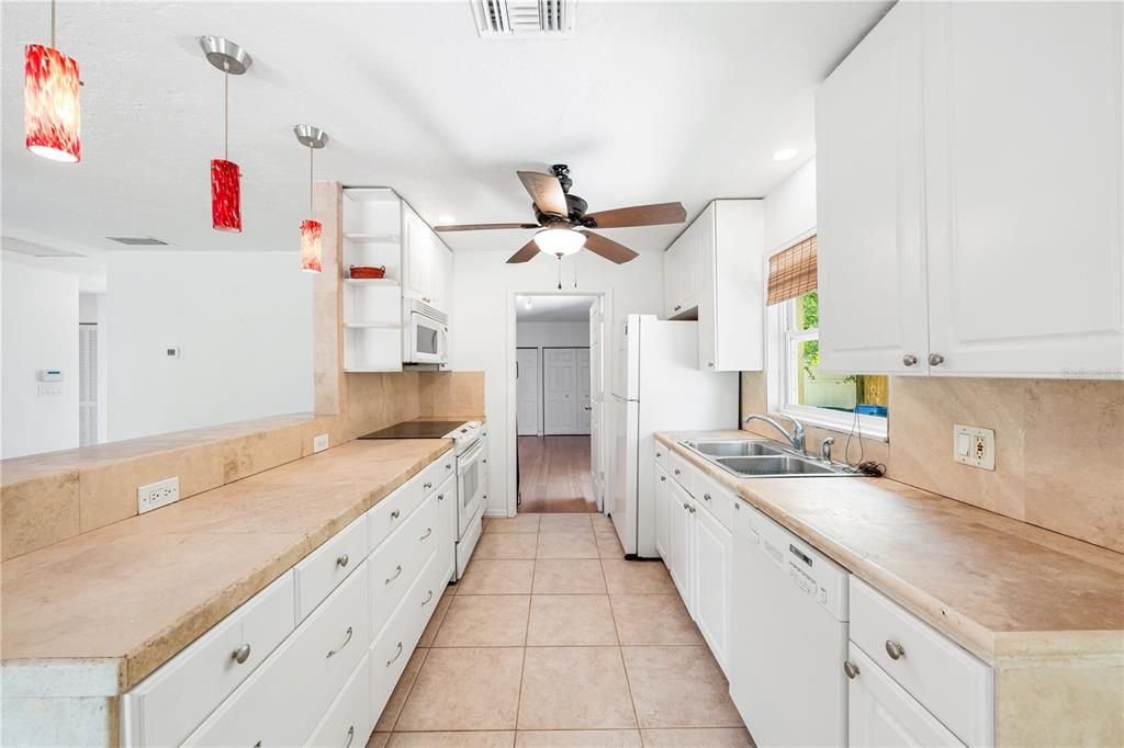 Active With Contract: $2,500 (3 beds, 2 baths, 1290 Square Feet)