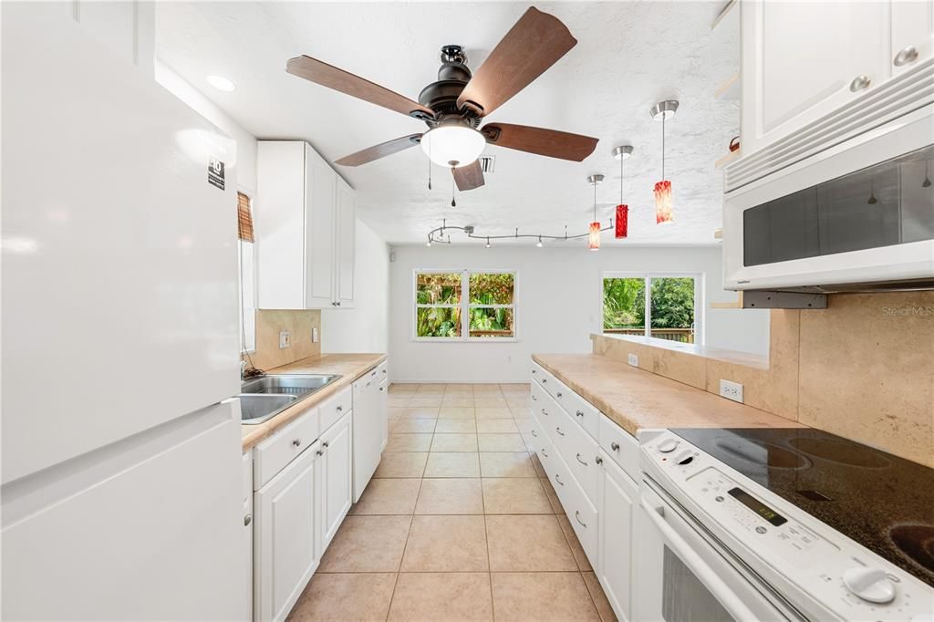 Active With Contract: $2,500 (3 beds, 2 baths, 1290 Square Feet)