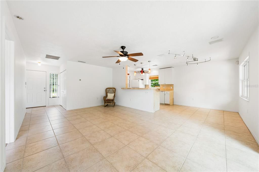 Active With Contract: $2,500 (3 beds, 2 baths, 1290 Square Feet)