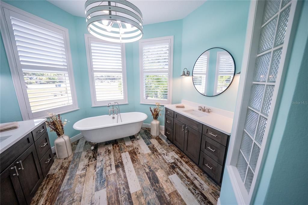 Active With Contract: $925,000 (4 beds, 3 baths, 2607 Square Feet)