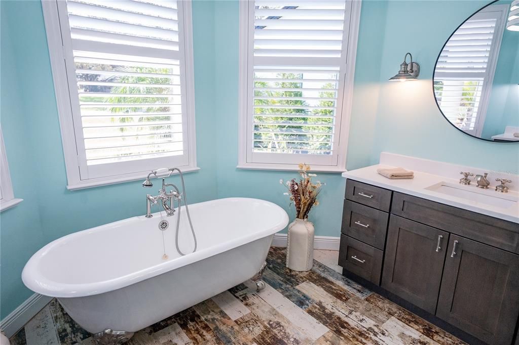 Active With Contract: $925,000 (4 beds, 3 baths, 2607 Square Feet)