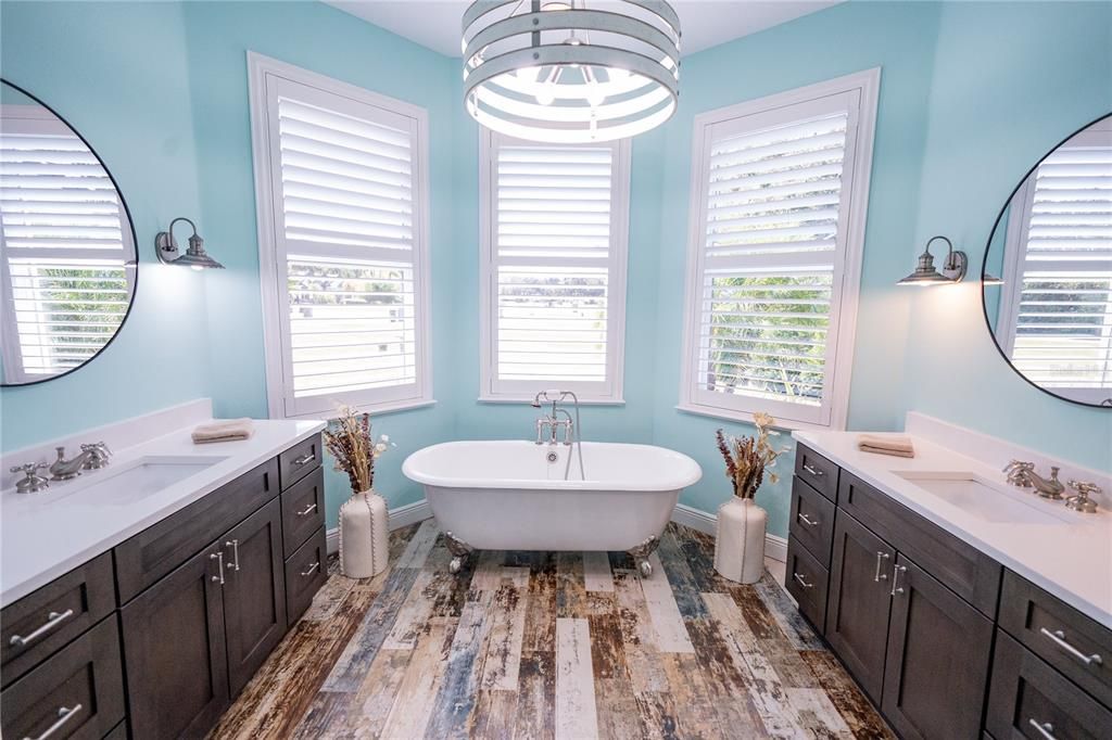 Active With Contract: $925,000 (4 beds, 3 baths, 2607 Square Feet)