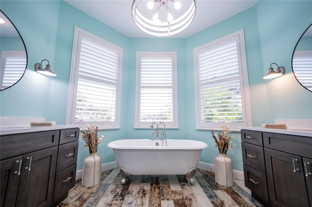 Active With Contract: $925,000 (4 beds, 3 baths, 2607 Square Feet)