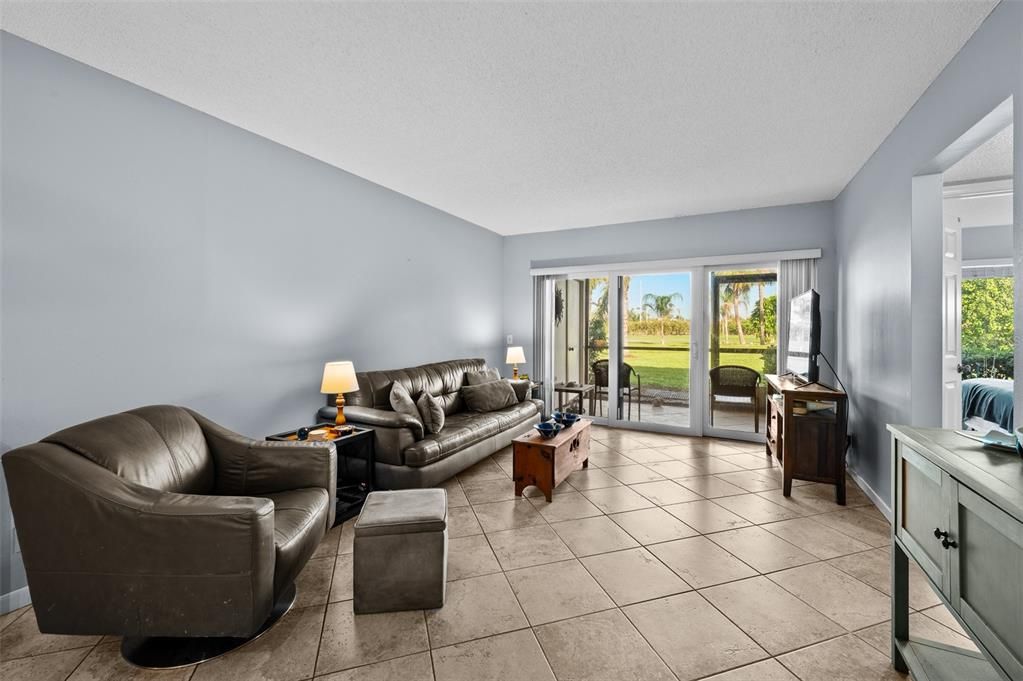 For Sale: $332,500 (2 beds, 2 baths, 890 Square Feet)