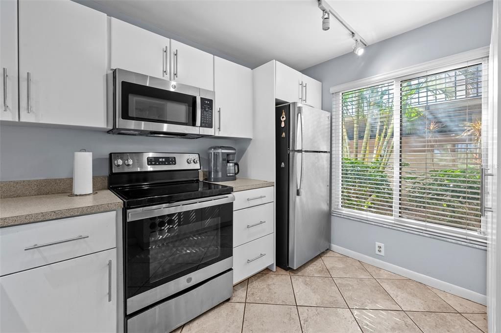 For Sale: $332,500 (2 beds, 2 baths, 890 Square Feet)