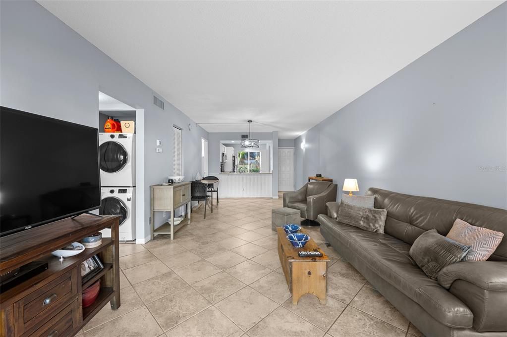 For Sale: $332,500 (2 beds, 2 baths, 890 Square Feet)