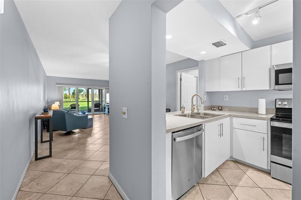 For Sale: $332,500 (2 beds, 2 baths, 890 Square Feet)