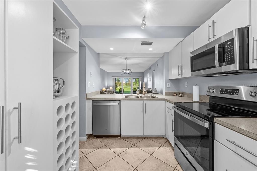 For Sale: $332,500 (2 beds, 2 baths, 890 Square Feet)