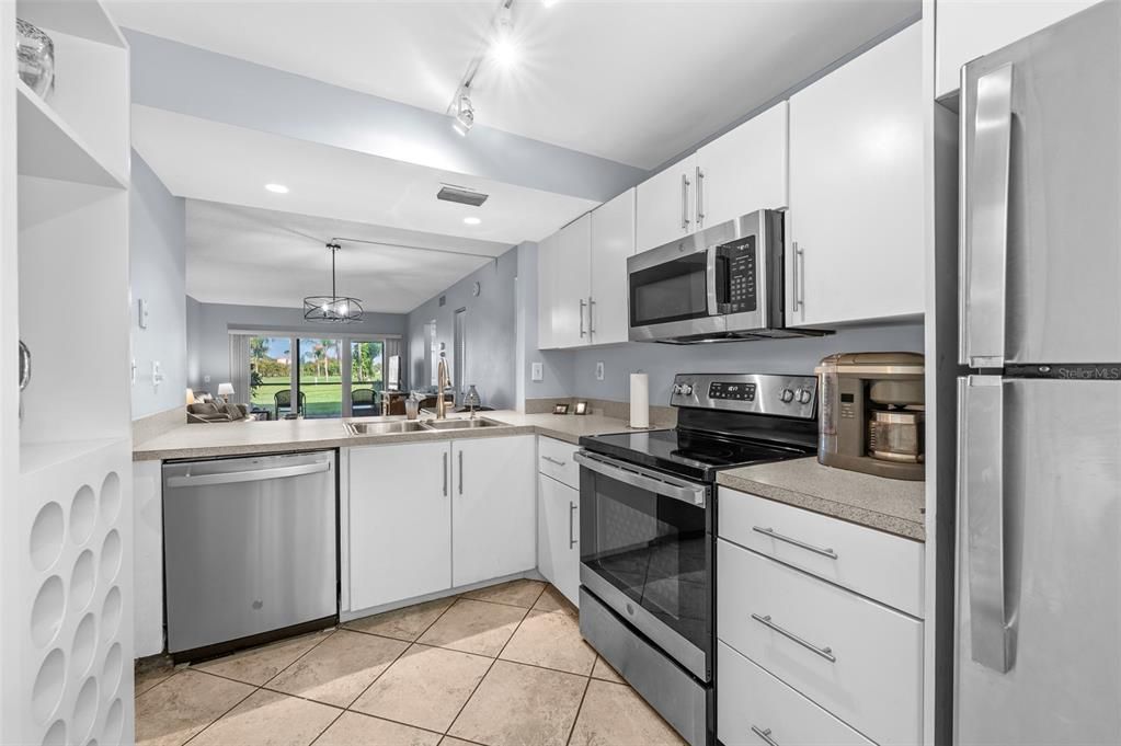 For Sale: $332,500 (2 beds, 2 baths, 890 Square Feet)