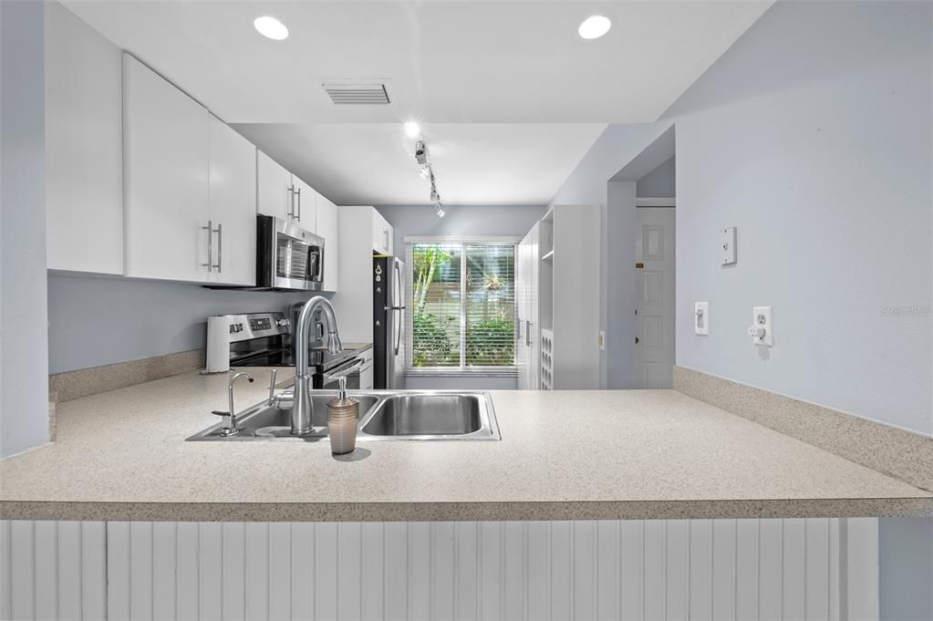 For Sale: $332,500 (2 beds, 2 baths, 890 Square Feet)