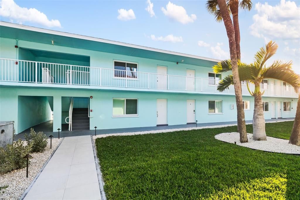 For Sale: $375,000 (1 beds, 1 baths, 594 Square Feet)