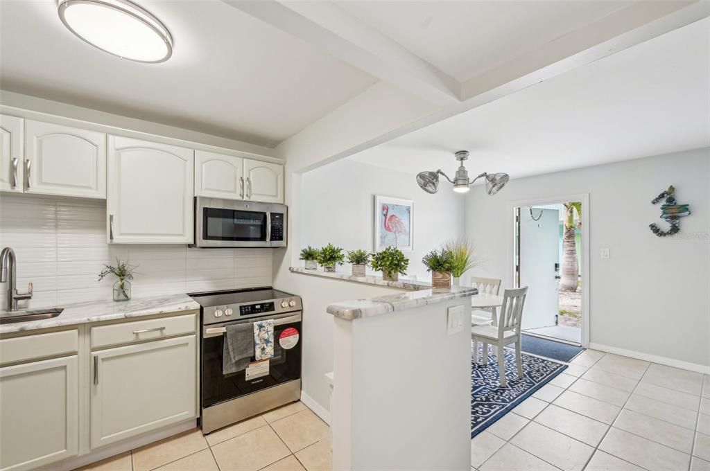 For Sale: $375,000 (1 beds, 1 baths, 594 Square Feet)