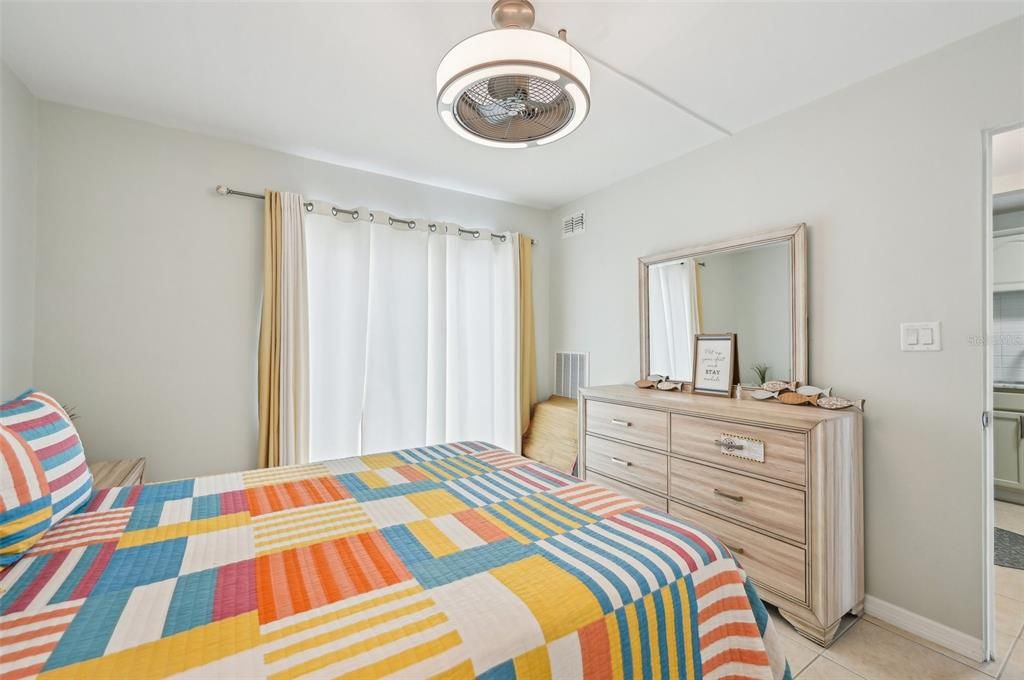 For Sale: $375,000 (1 beds, 1 baths, 594 Square Feet)