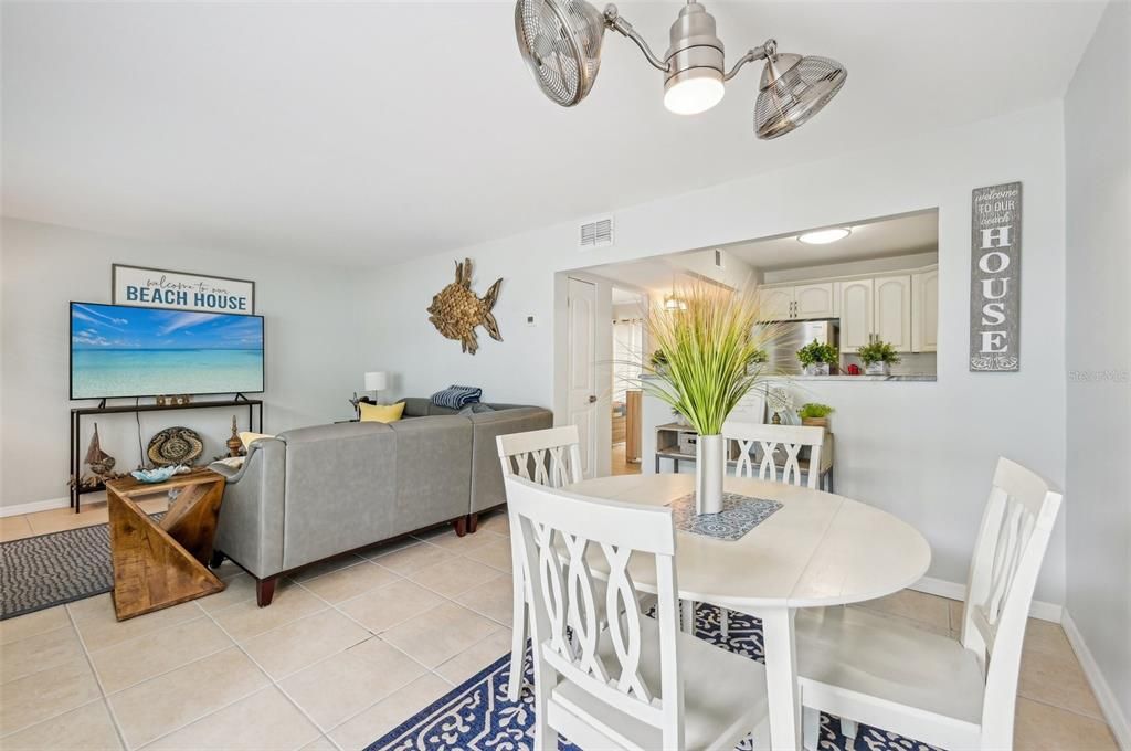 For Sale: $375,000 (1 beds, 1 baths, 594 Square Feet)