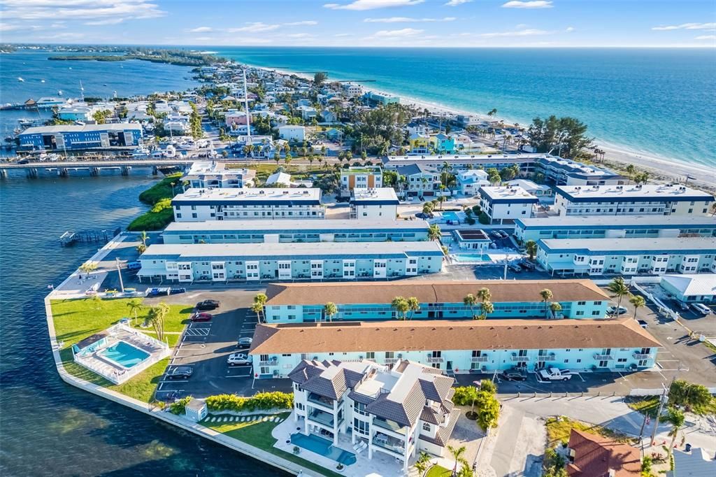 For Sale: $375,000 (1 beds, 1 baths, 594 Square Feet)