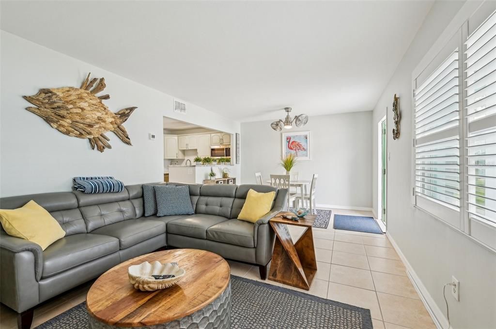 For Sale: $375,000 (1 beds, 1 baths, 594 Square Feet)