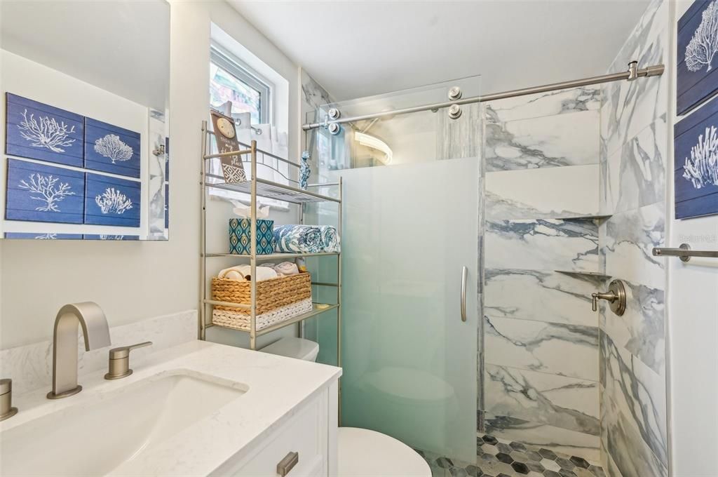 For Sale: $375,000 (1 beds, 1 baths, 594 Square Feet)