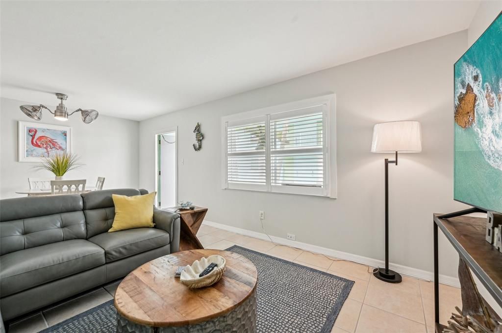 For Sale: $375,000 (1 beds, 1 baths, 594 Square Feet)