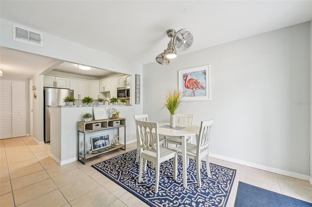 For Sale: $375,000 (1 beds, 1 baths, 594 Square Feet)