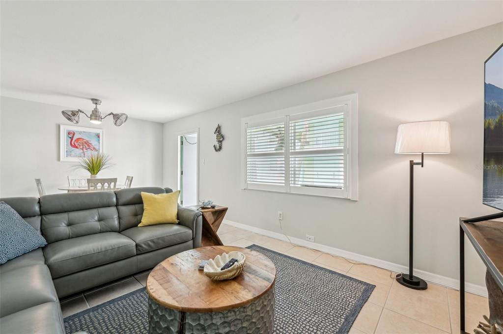 For Sale: $375,000 (1 beds, 1 baths, 594 Square Feet)