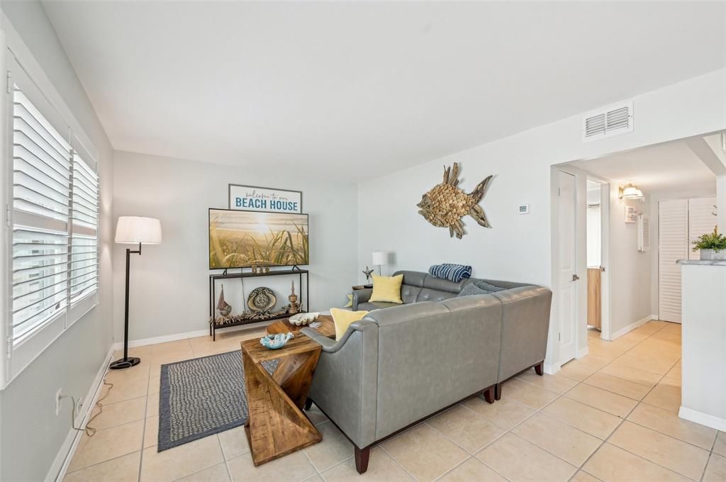 For Sale: $375,000 (1 beds, 1 baths, 594 Square Feet)