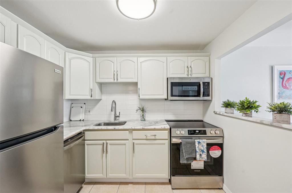 For Sale: $375,000 (1 beds, 1 baths, 594 Square Feet)