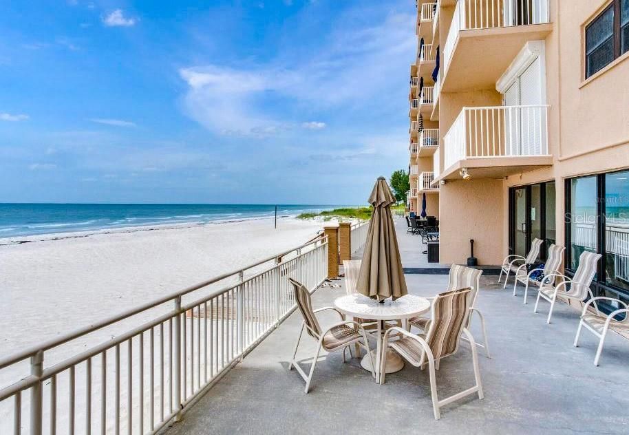 合同活跃: $4,500 (2 贝兹, 2 浴室, 990 平方英尺)