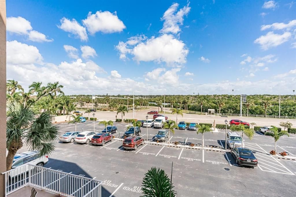 合同活跃: $4,500 (2 贝兹, 2 浴室, 990 平方英尺)