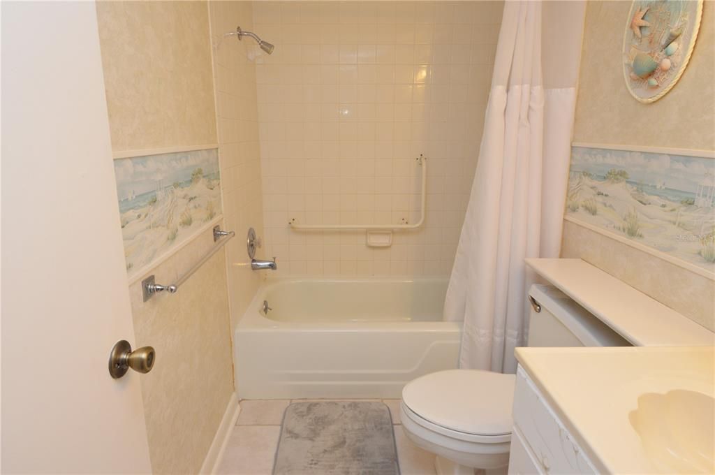 合同活跃: $4,500 (2 贝兹, 2 浴室, 990 平方英尺)