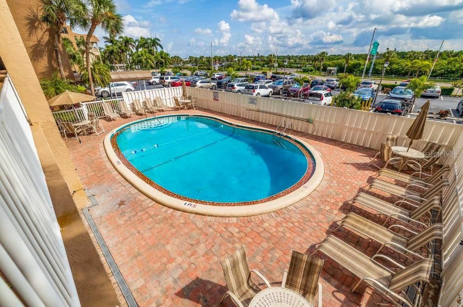 合同活跃: $4,500 (2 贝兹, 2 浴室, 990 平方英尺)