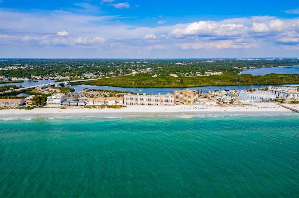 合同活跃: $4,500 (2 贝兹, 2 浴室, 990 平方英尺)