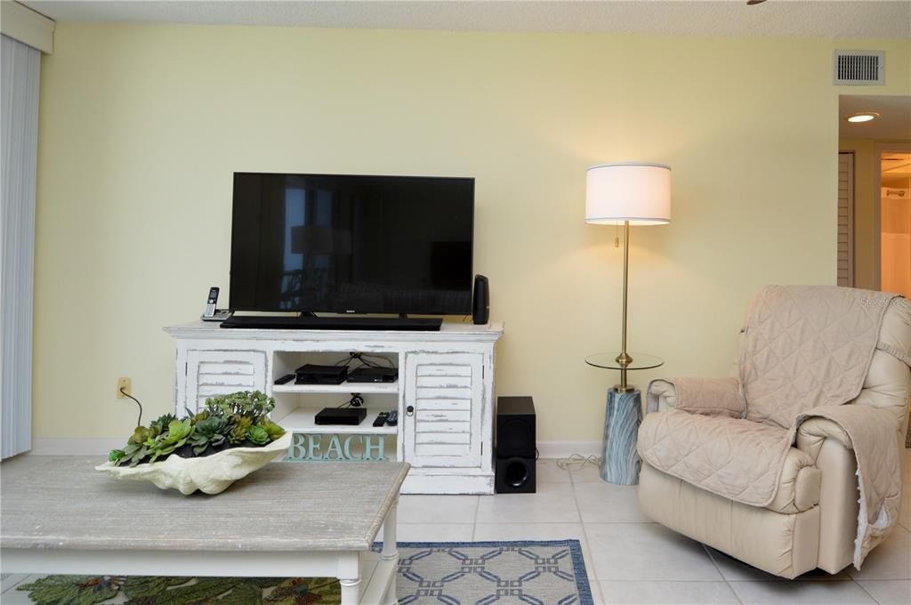 合同活跃: $4,500 (2 贝兹, 2 浴室, 990 平方英尺)