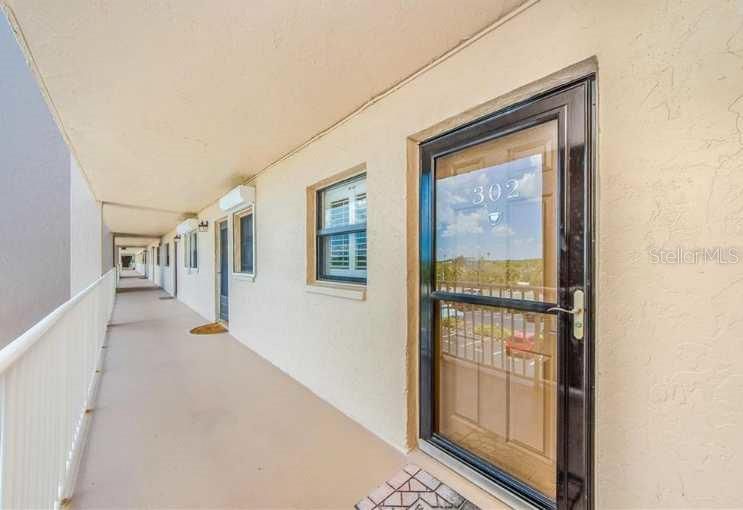 合同活跃: $4,500 (2 贝兹, 2 浴室, 990 平方英尺)