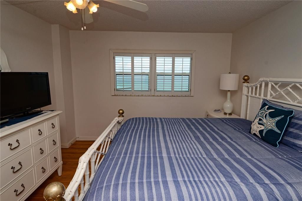 合同活跃: $4,500 (2 贝兹, 2 浴室, 990 平方英尺)