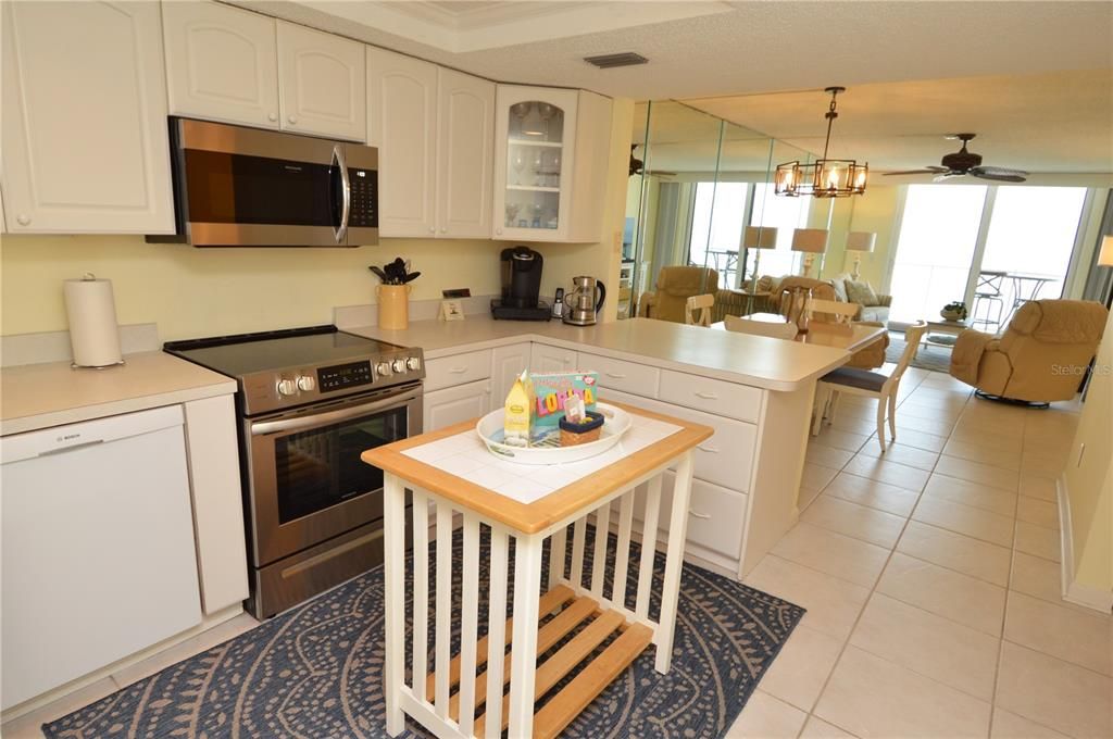 合同活跃: $4,500 (2 贝兹, 2 浴室, 990 平方英尺)