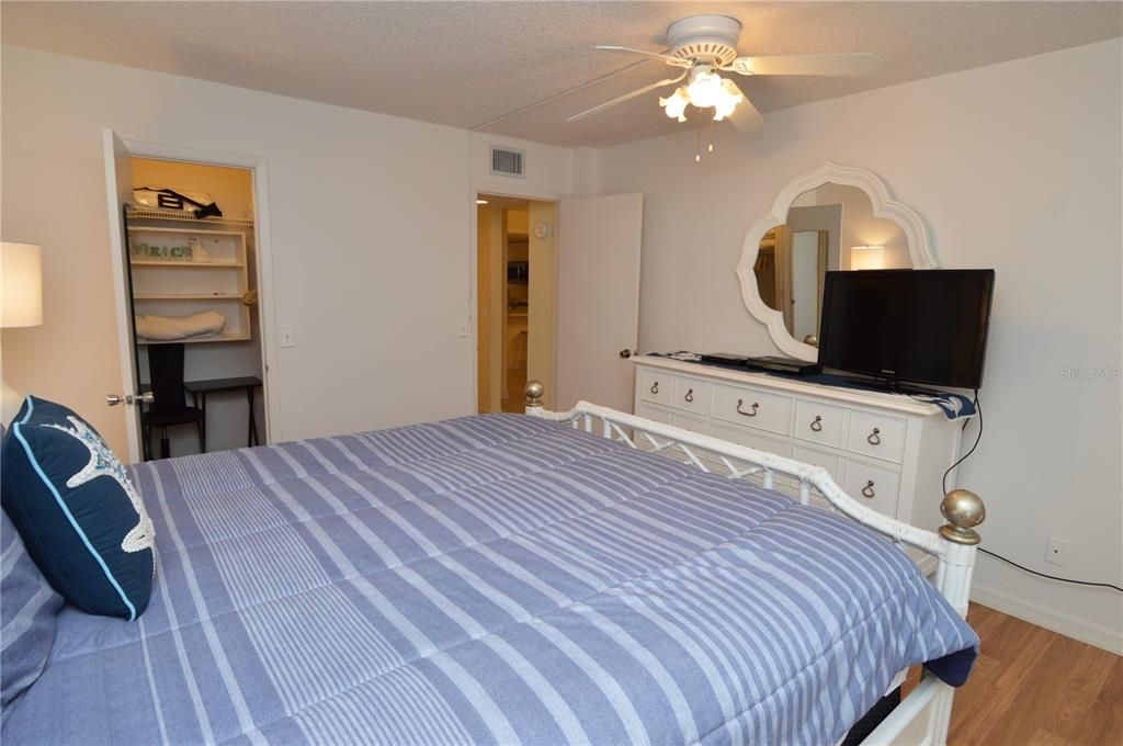 合同活跃: $4,500 (2 贝兹, 2 浴室, 990 平方英尺)