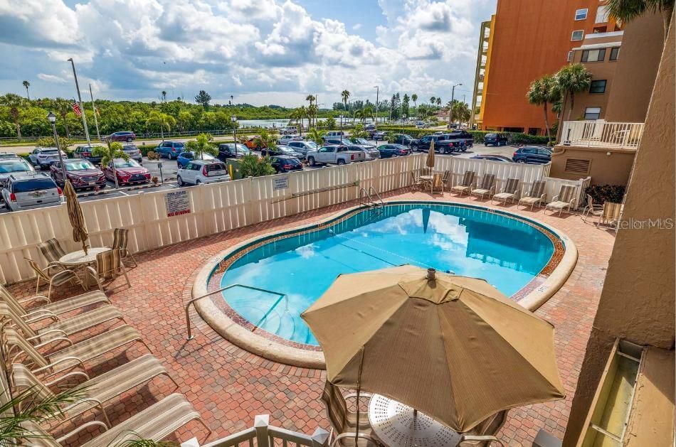 合同活跃: $4,500 (2 贝兹, 2 浴室, 990 平方英尺)