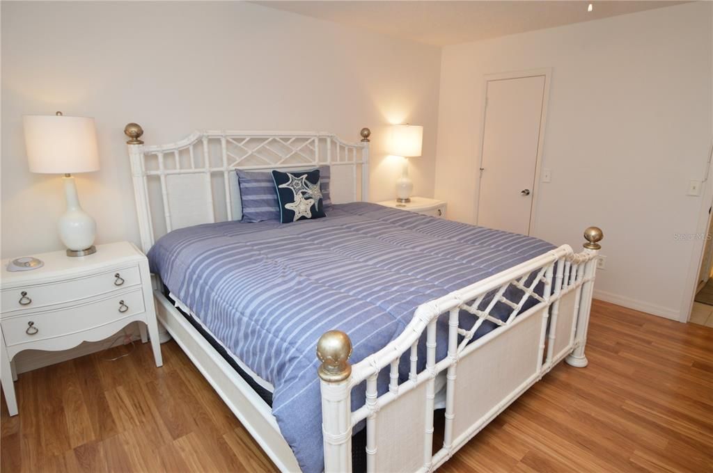 合同活跃: $4,500 (2 贝兹, 2 浴室, 990 平方英尺)