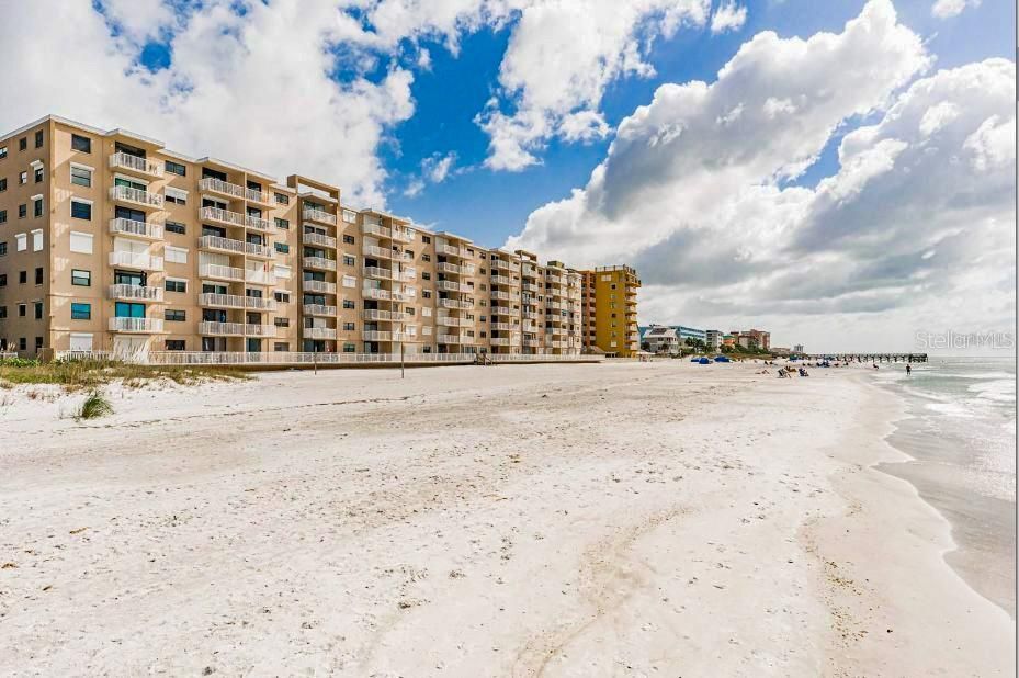 合同活跃: $4,500 (2 贝兹, 2 浴室, 990 平方英尺)