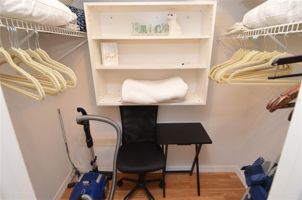 合同活跃: $4,500 (2 贝兹, 2 浴室, 990 平方英尺)