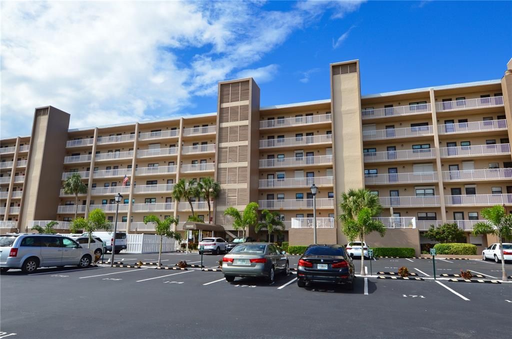 合同活跃: $4,500 (2 贝兹, 2 浴室, 990 平方英尺)