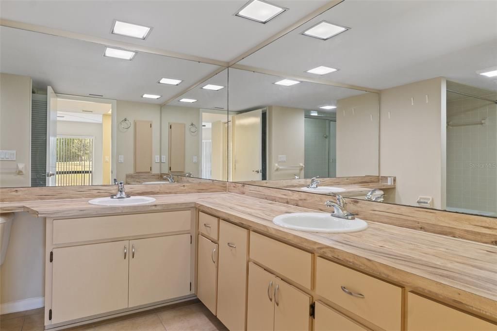 For Sale: $165,000 (2 beds, 2 baths, 1410 Square Feet)