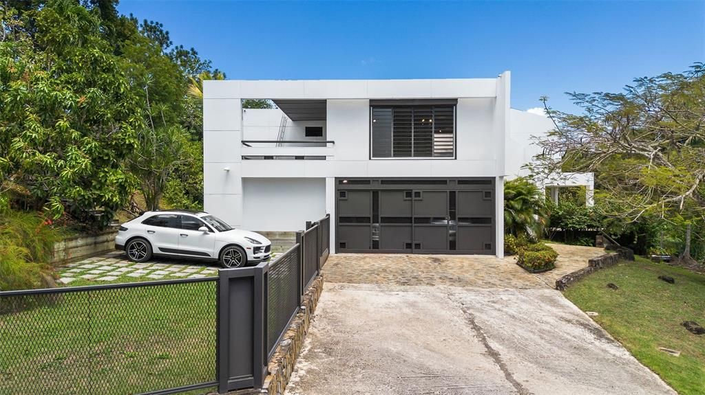 最近售出: $1,880,000 (5 贝兹, 3 浴室, 4690 平方英尺)