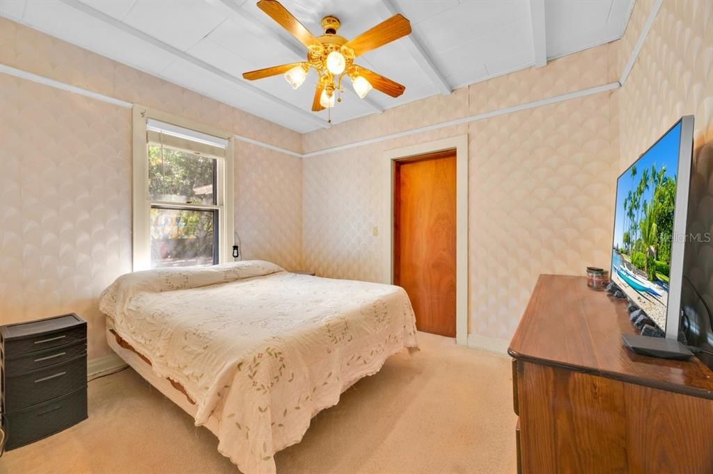 For Sale: $415,000 (3 beds, 1 baths, 1293 Square Feet)