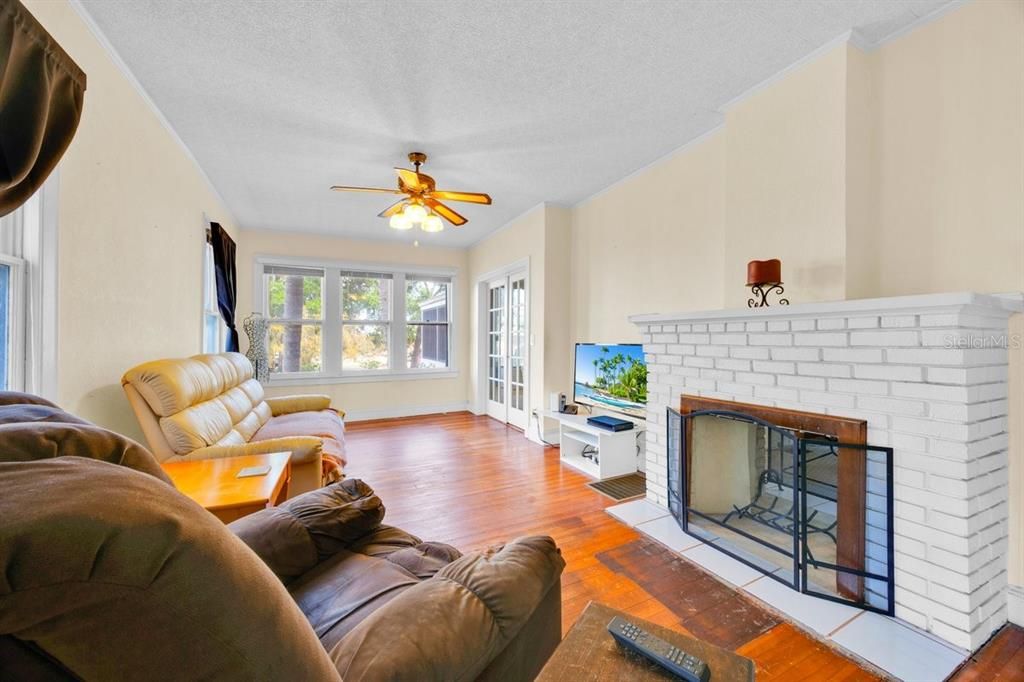 For Sale: $415,000 (3 beds, 1 baths, 1293 Square Feet)