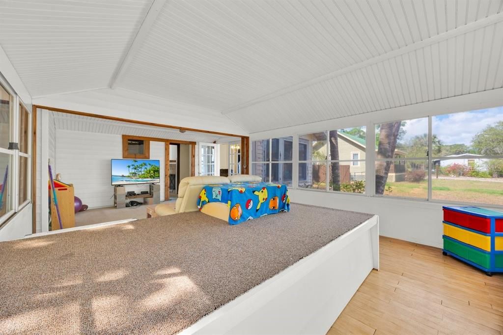 For Sale: $415,000 (3 beds, 1 baths, 1293 Square Feet)