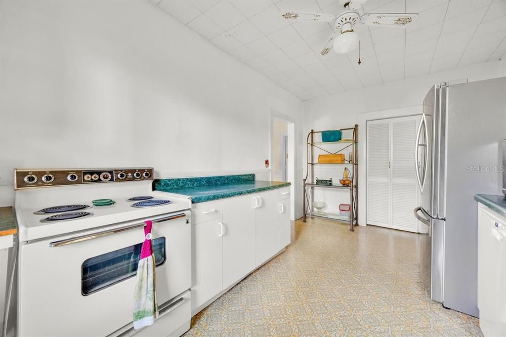 For Sale: $415,000 (3 beds, 1 baths, 1293 Square Feet)