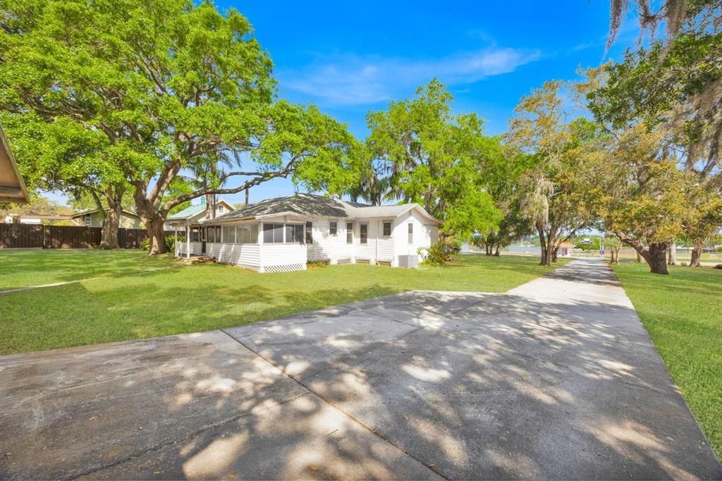 For Sale: $415,000 (3 beds, 1 baths, 1293 Square Feet)