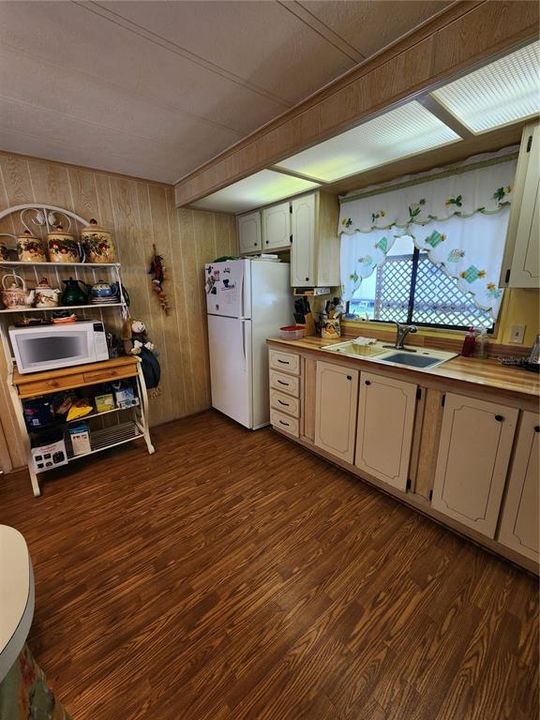 На продажу: $124,000 (2 спален, 2 ванн, 868 Квадратных фут)